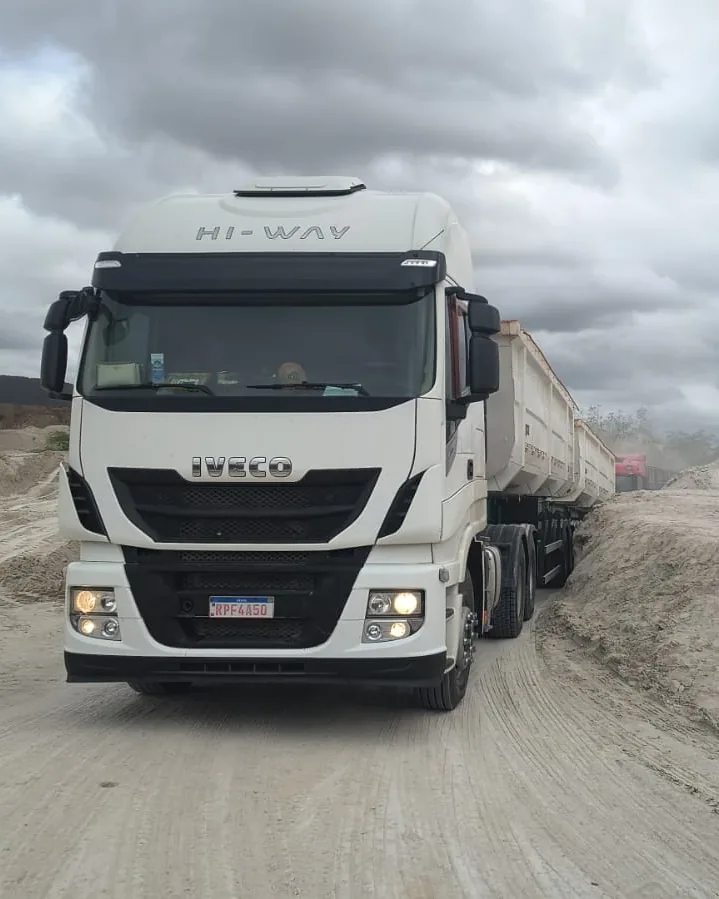 Caminhão em carregamento de gesso a granel na origem
